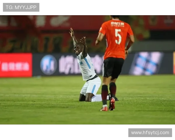 拜合拉木脚踝遭乌萨马踩踏裁判无表示引发赛场争议与公平性讨论